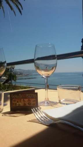 Desideri trascorrere una serata all'insegna delle specialità di mare? Al Ristorante Salsadrena oltre al buon cibo c'è anche un'ampia terrazza dove cenare con vista mare!