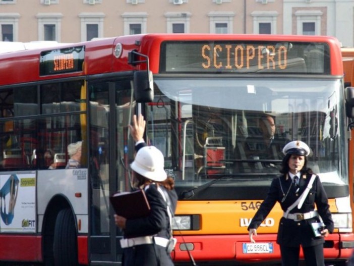 Disagi per i viaggiatori: proclamato per venerdì lo sciopero dei mezzi pubblici