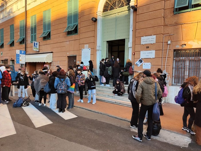 Gli studenti ella Provincia di Imperia in piazza: una giornata di sciopero per scuole sicure e accessibili Gli studenti ella Provincia di Imperia in piazza: una giornata di sciopero per scuole sicure e accessibili