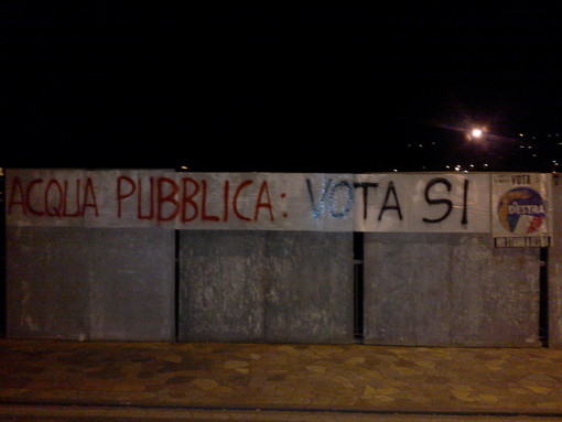 Imperia: nella notte comparsi striscioni per l'acqua pubblica Imperia: nella notte comparsi striscioni per l'acqua pubblica