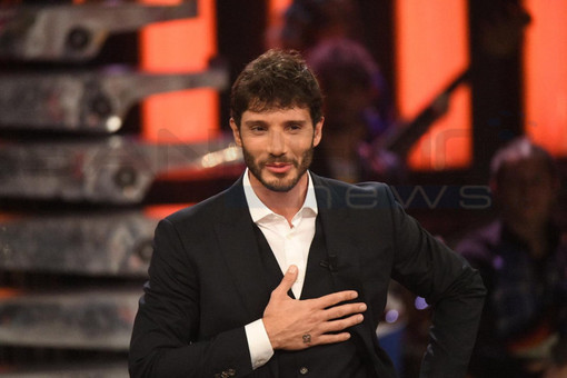 Festival di Sanremo 2027, parte il conto alla rovescia: De Martino prepara nuove regole e rilancia Area Sanremo