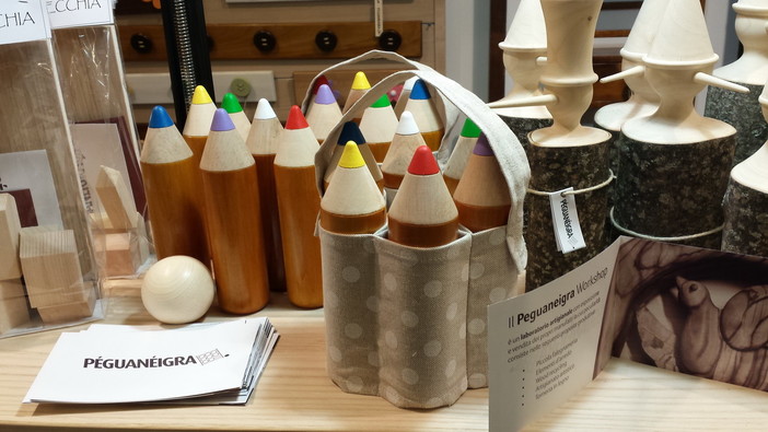 Imperia: al mercatino di Natale dedicato all’artigianato, anche lo stand di Peguaneigra Imperia: al mercatino di Natale dedicato all’artigianato, anche lo stand di Peguaneigra