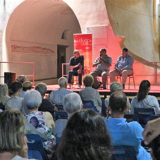 Riva Ligure: gli incontri di “Sale in Zucca” continuano con grande successo. Applausi per Roberto Centazzo e Artuto Viale