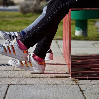Stile, comfort e pensate per la vita reale: uno sguardo alle sneakers donna