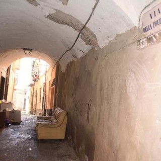 Sanremo: salotto abbandonato nel cuore della Pigna, le foto del degrado provocato dai soliti maleducati