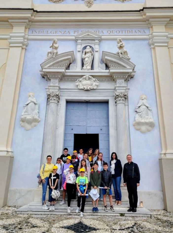 Lezioni all'aperto a Sanremo: gli alunni della primaria 'D. Scaini' scoprono la città con ‘Il Territorio si fa Scuola’ Lezioni all'aperto a Sanremo: gli alunni della primaria 'D. Scaini' scoprono la città con ‘Il Territorio si fa Scuola’