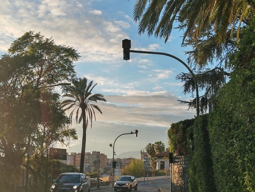 Vallecrosia, il semaforo sulla Romana non funziona: scatta il giallo intermittente (Foto) Vallecrosia, il semaforo sulla Romana non funziona: scatta il giallo intermittente (Foto)
