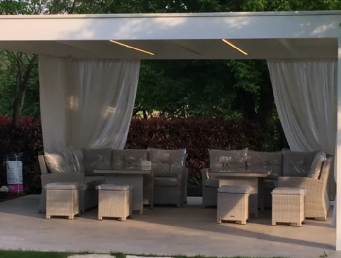 Vivere il giardino tutto l’anno: soluzioni pratiche tra ombra, pioggia e privacy Vivere il giardino tutto l’anno: soluzioni pratiche tra ombra, pioggia e privacy