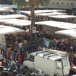 Sanremo: città strapiena e buoni affari per il mercato ma i commercianti sono preoccupati per il 'Black Friday' Sanremo: città strapiena e buoni affari per il mercato ma i commercianti sono preoccupati per il 'Black Friday'
