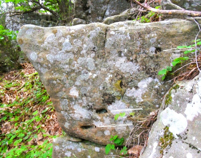 Dolceacqua: Monte Abelio, un altare sacrificale  che esalta  la parte del corpo che dona che dona il miracolo della vita