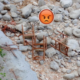 Sedie nel torrente Argentina: inciviltà sotto il ponte antico a Taggia. La segnalazione di un lettore Sedie nel torrente Argentina: inciviltà sotto il ponte antico a Taggia. La segnalazione di un lettore