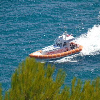 Trovato cadavere adagiato su una scogliera tra Andora e Cervo: intervento dell'elicottero