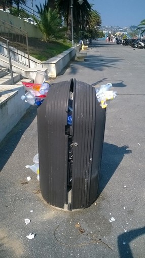 Sanremo: cestino dei rifiuti 'stracolmo' davanti alle spiagge, la denuncia di una lettrice
