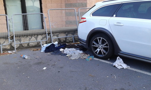 Sanremo: sporcizia nel parcheggio comunale a monte di Portosole, la segnalazione di un lettore Sanremo: sporcizia nel parcheggio comunale a monte di Portosole, la segnalazione di un lettore