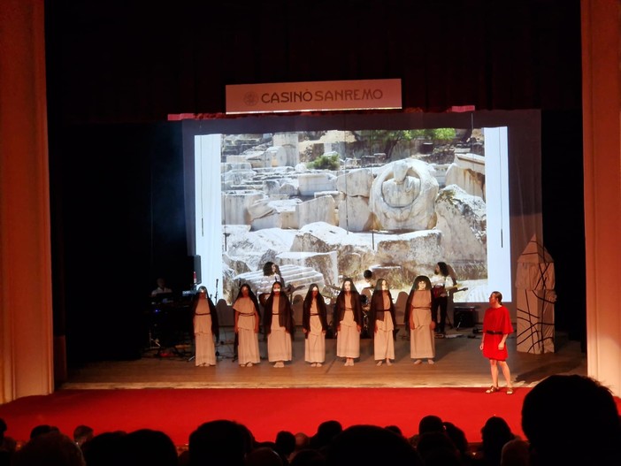 Sanremo, spettacolo teatrale di fine anno del liceo Cassini al Casinò (foto) Sanremo, spettacolo teatrale di fine anno del liceo Cassini al Casinò (foto)