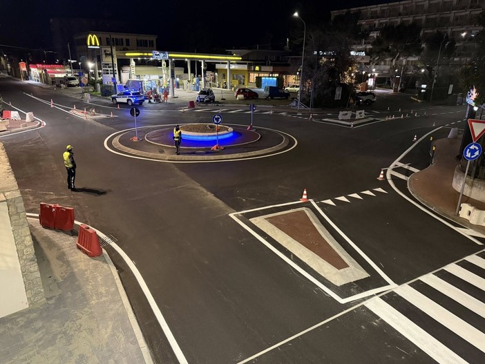Ventimiglia, lavori alla rotonda di corso Genova: terminata la segnaletica stradale (Foto)