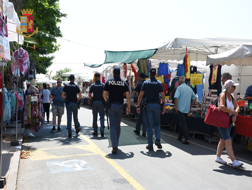 Ventimiglia: controlli al mercato del venerdì, sequestrati dalla Polizia oltre 100 pezzi contraffatti