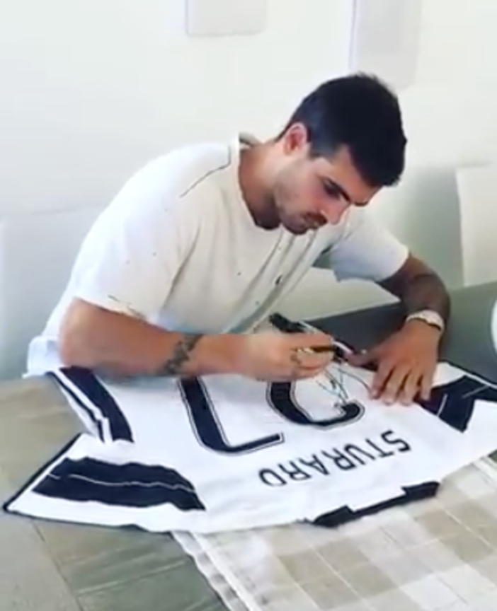 Stefano Sturaro autografa la sua maglietta