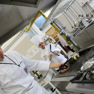 Simone Bottaro, miglior allievo alberghiero ligure, in evidenza alle finali di Montichiari con olio DOP Riviera Ligure Simone Bottaro, miglior allievo alberghiero ligure, in evidenza alle finali di Montichiari con olio DOP Riviera Ligure