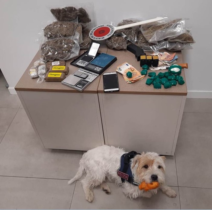 Sorpreso in casa con due chili di droga: 49enne arrestato dalla Squadra Mobile Sorpreso in casa con due chili di droga: 49enne arrestato dalla Squadra Mobile