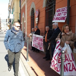 Ventimiglia: sit-in dei residenti di piazza Battisti davanti agli uffici comunali: “Un oltraggio alla nostra situazione” (VIDEO) Ventimiglia: sit-in dei residenti di piazza Battisti davanti agli uffici comunali: “Un oltraggio alla nostra situazione” (VIDEO)