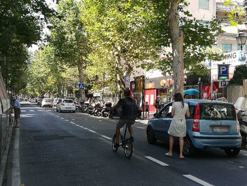 Sanremo: sosta selvaggia in Corso Garibaldi, dopo il ripristino del senso unico di marcia, sono ritornate le vecchie 'abitudini'