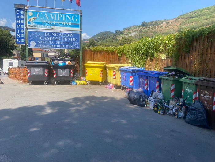 Ventimiglia: degrado rifiuti nella frazione di latte, la segnalazione con foto di un residente Ventimiglia: degrado rifiuti nella frazione di latte, la segnalazione con foto di un residente