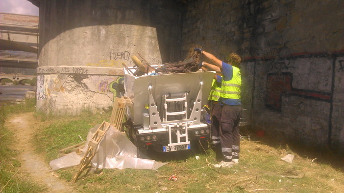 Ventimiglia: sgombero di insediamento abusivo sul greto del fiume Roja