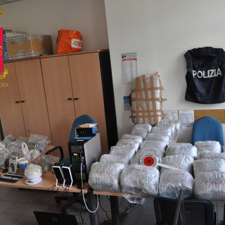 Sanremo: aveva 83 chili di marijuana in cantina, 42enne albanese arrestato dalla Polizia (Foto e Video) Sanremo: aveva 83 chili di marijuana in cantina, 42enne albanese arrestato dalla Polizia (Foto e Video)