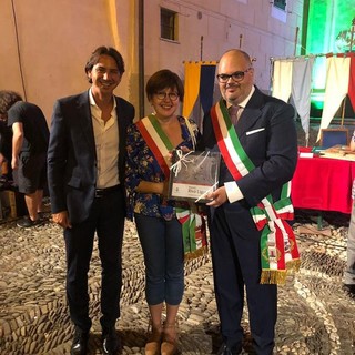 Ventimiglia: il Vice Sindaco Silvia Sciandra ritira il premio ‘Il Rivasco’ per la riapertura del Teatro Romano