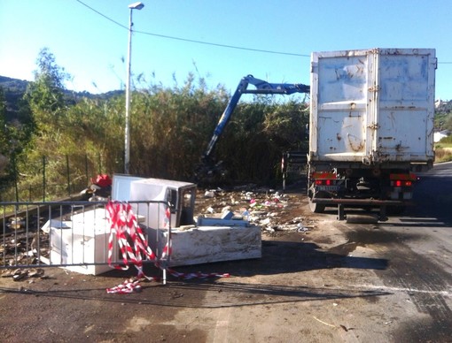 Diano Marina: completato lo sgombero dei rifiuti dal piazzale del cimitero (foto) Diano Marina: completato lo sgombero dei rifiuti dal piazzale del cimitero (foto)