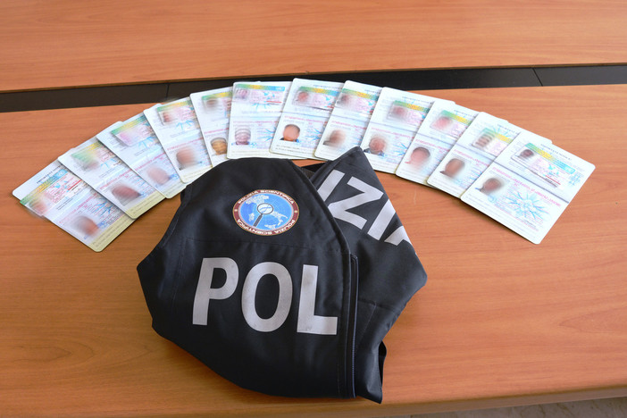 Imperia: da un controllo Polizia Stradale scopre giro di patenti false con base in provincia d'Alessandria Imperia: da un controllo Polizia Stradale scopre giro di patenti false con base in provincia d'Alessandria