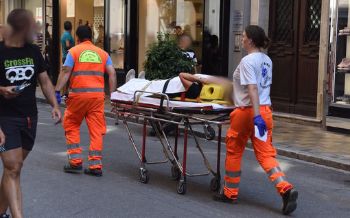 Sanremo: commessa dell'OVS accusa malore e finisce a terra sbattendo la testa