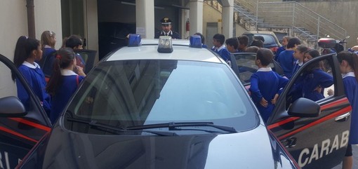 Sanremo: i bambini delle scuola elementare “Asquasciati" in visita alla caserma dei Carabinieri Sanremo: i bambini delle scuola elementare “Asquasciati" in visita alla caserma dei Carabinieri