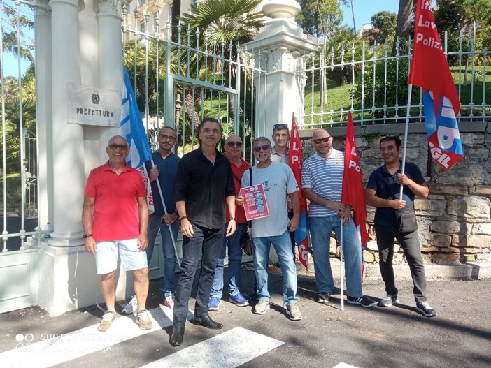 Mobilitazione Nazionale comparto sicureza e difesa, volantinaggio del SILP Imperia davanti alla Prefettura Mobilitazione Nazionale comparto sicureza e difesa, volantinaggio del SILP Imperia davanti alla Prefettura