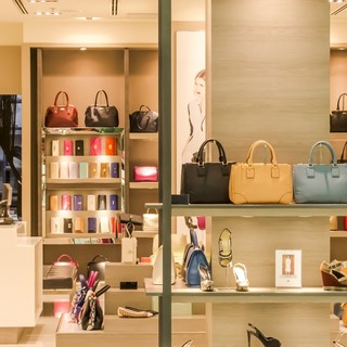 Tutti pazzi per lo shopping online Tutti pazzi per lo shopping online