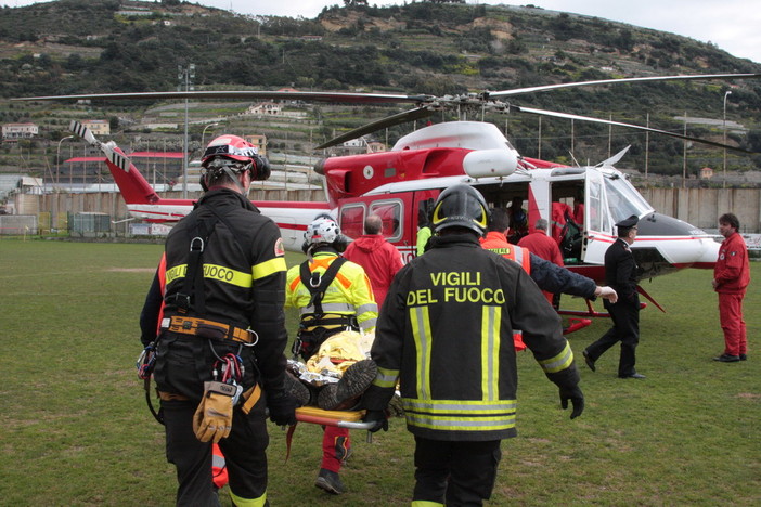 Pieve di Teco: incidente sul lavoro in campagna in frazione Gazzo, mobilitazione di soccorsi ed elicottero in arrivo