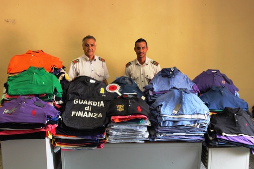 Taggia: vendeva polo contraffatte di Ralph Lauren a 15 euro al mercato di ferragosto, la Guardia di Finanza sequestra 800 maglie