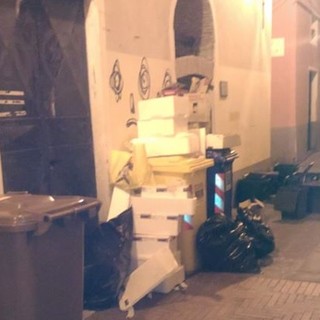 Imperia: vico Costanzo invaso dai rifiuti, la rabbia degli abitanti (foto)