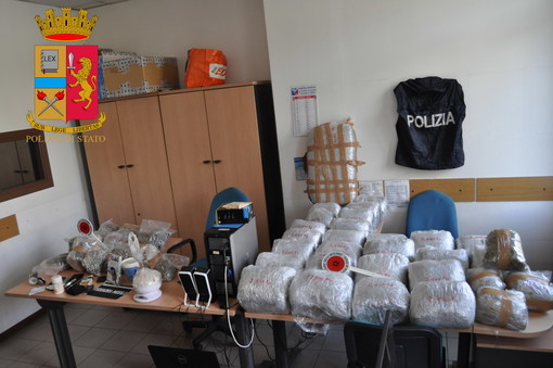 Sanremo: aveva 83 chili di marijuana in cantina, 42enne albanese arrestato dalla Polizia (Foto e Video) Sanremo: aveva 83 chili di marijuana in cantina, 42enne albanese arrestato dalla Polizia (Foto e Video)