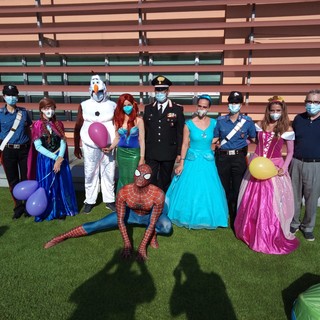 Imperia: principesse, supereroi e carabinieri in visita ai bambini ricoverati