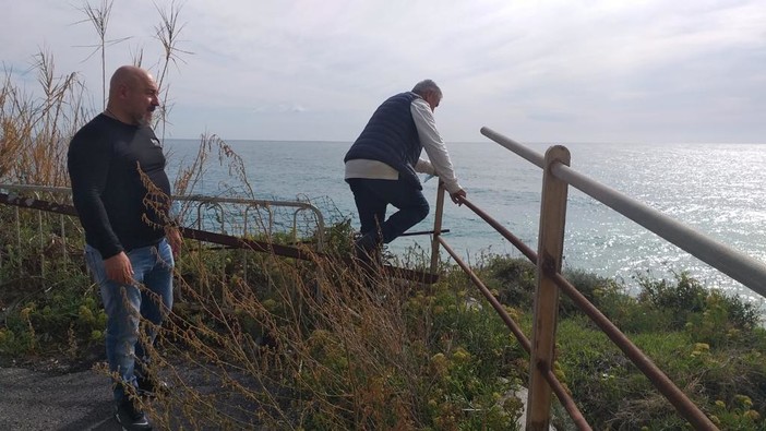 Diano Marina, sopralluogo di sindaco e polizia municipale sull'incompiuta, si valutano rischi frane e smottamenti (foto)