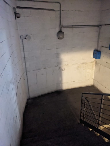 Sanremo: lampadina bruciata nelle scale del parcheggio del Palafiori, un utente ne chiede la sostituzione