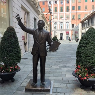 La statua di Mike Bongiorno in via Escoffier