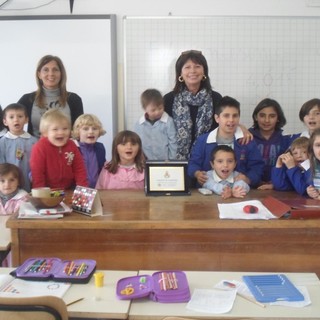 Triora: consegnata alla scuola Ferraironi una targa premio per un cortometraggio Triora: consegnata alla scuola Ferraironi una targa premio per un cortometraggio