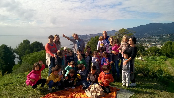 Sanremo: i bambini della scuola Infanzia Poggio partecipano alla 1a tappa del progetto ‘Adottiamo un albero’ (foto)