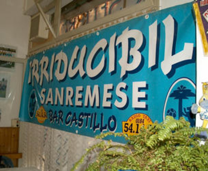 Sanremo: gli ultras consegnano in beneficenza le ultime maglie della sanremese Sanremo: gli ultras consegnano in beneficenza le ultime maglie della sanremese