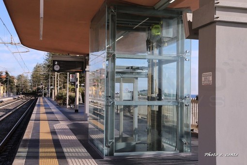 Bordighera: straniero picchia uno studente sul treno Interregionale, denunciato dalla Polizia Ferroviaria Bordighera: straniero picchia uno studente sul treno Interregionale, denunciato dalla Polizia Ferroviaria
