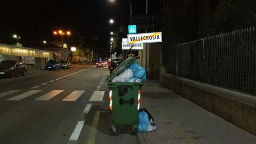 Vallecrosia: cassonetti stracolmi al confine, Perri e Russo: “La discarica a cielo aperto è diventata una realtà”