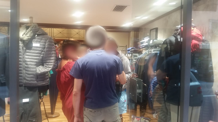 Ventimiglia: furto in un negozio di abbigliamento di via Cavour sventato dalla polizia. Un quarantenne francese è indagato in stato di libertà Ventimiglia: furto in un negozio di abbigliamento di via Cavour sventato dalla polizia. Un quarantenne francese è indagato in stato di libertà